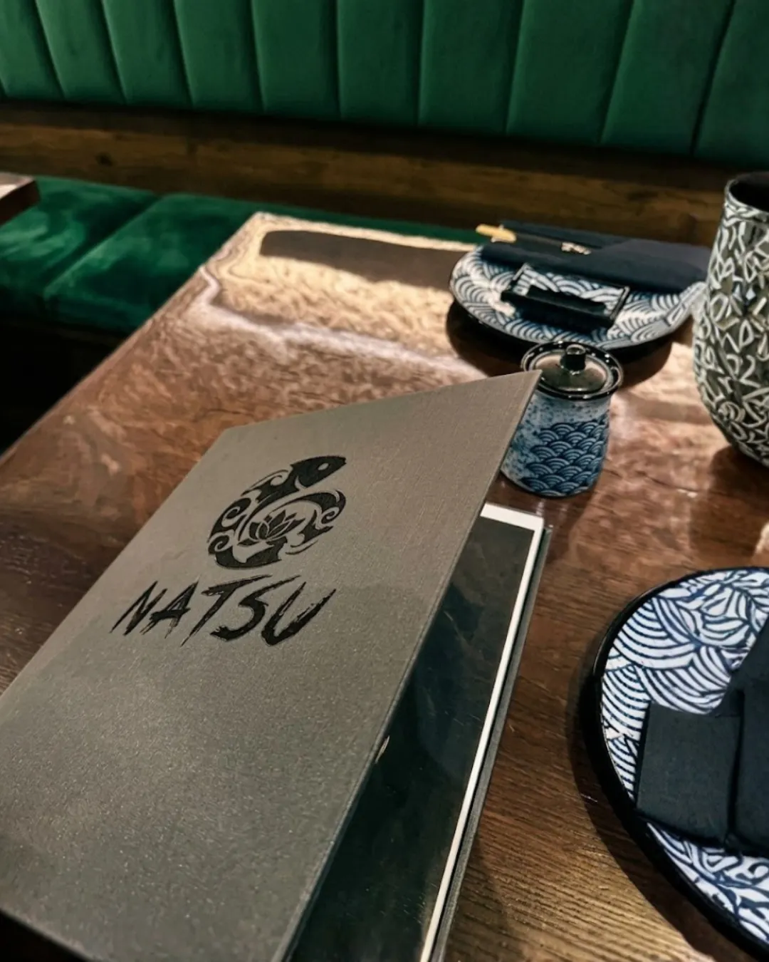 Carta do Natsu Sushi sobre a mesa