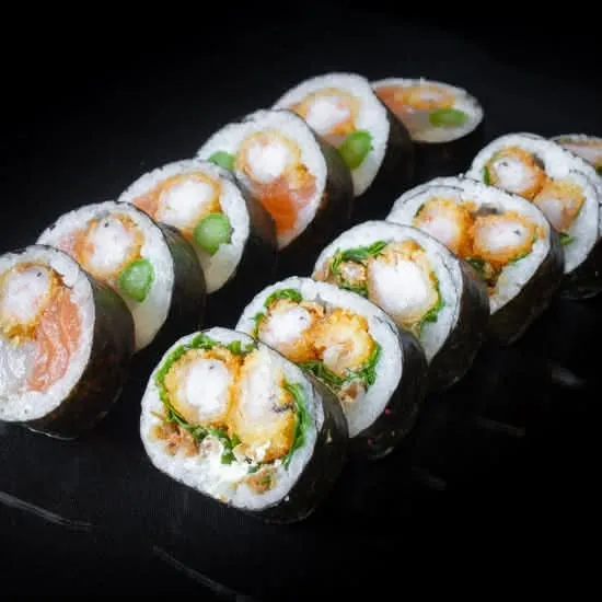 12 futomaki sortidos com ingredientes frescos