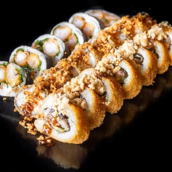 6 futomaki de camarão panado, rúcula e queijo cremoso, 8 uramaki frito de salmão e abacate, 8 hosomaki frito de salmão e queijo cremoso