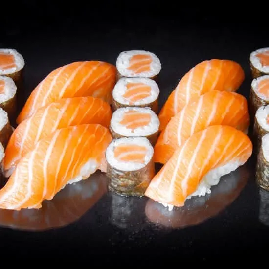 6 nigiri salmão e 12 hosomaki salmão