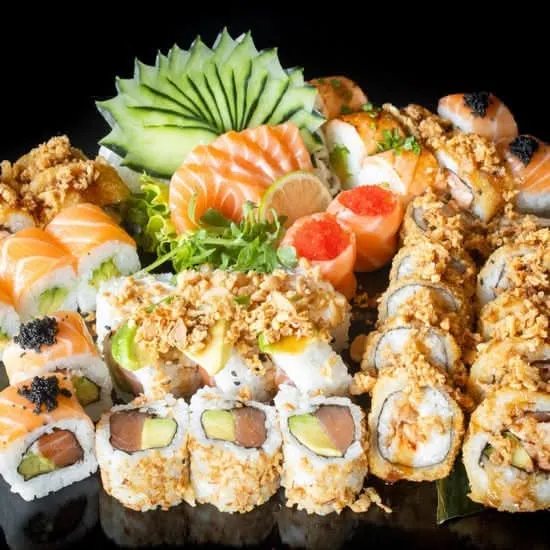 13 uramaki salmão e abacate, 6 sem alga de salmão, abacate e queijo cremoso, 2 gunkan de salmão e ovas, 8 uramaki frito salmão e abacate, 8 hossonaki frito de salmão e queijo e 5 sashimi salmão