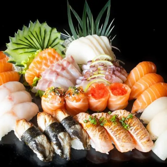 18 nigiri sortido, 20 sashimi sortido e 4 gunkan salmão